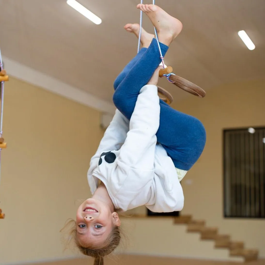 Trapeze swing bar with rings